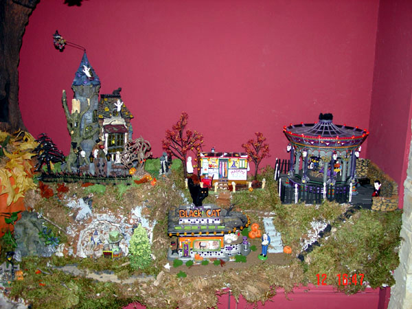 D56 Halloween Village Corner